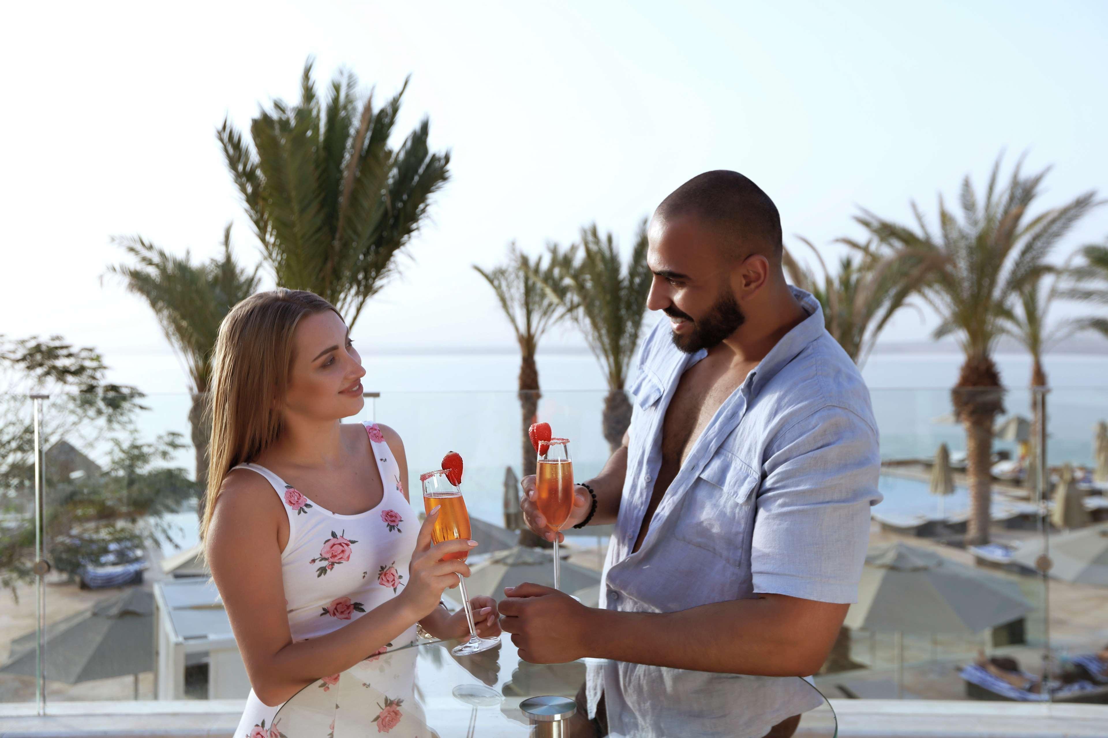 Hilton Dead Sea Resort & Spa Sweimeh Exterior photo A couple drinking cocktails