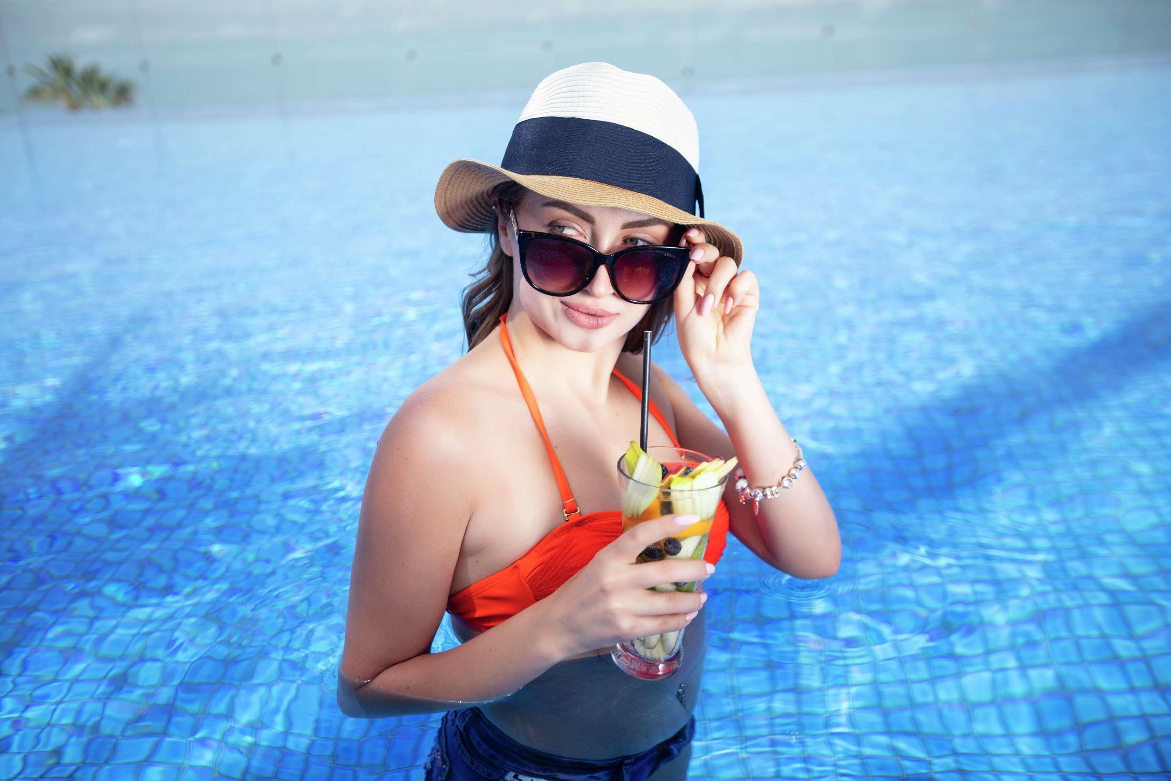 Hilton Dead Sea Resort & Spa Sweimeh Exterior photo A woman wearing a hat